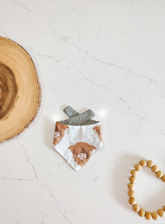 StellaLoo - Highland Cow Snap-On Reversible Dog Bandana, Curved Neck: S